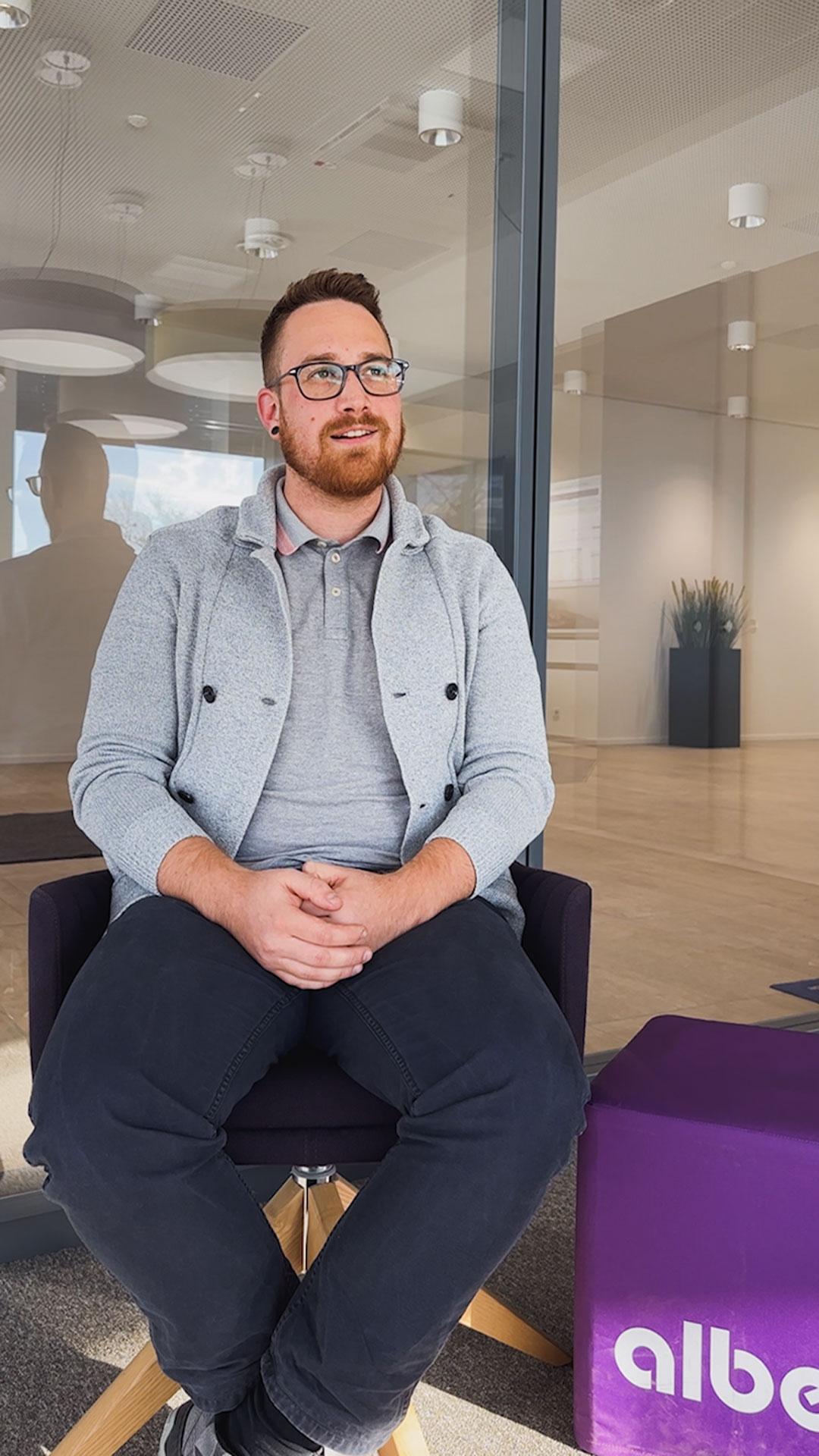 Ein Design Engineer der Firma Alber erzählt im Interview über seine Möglichkeiten zur Weiterbildung und seine Karriere.