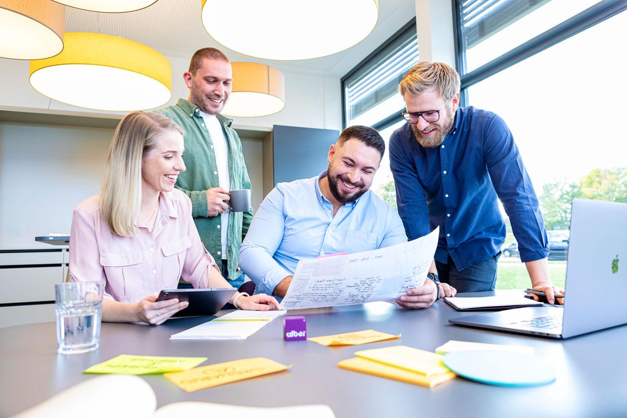 Mitarbeitende von Alber arbeiten gemeinsam im Innovation Space in Albstadt an einem Projekt