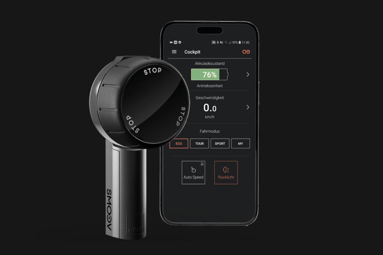 smoov Bedieneinheit neben Smartphone mit Ansicht Bedienoberfläche Mobility App.