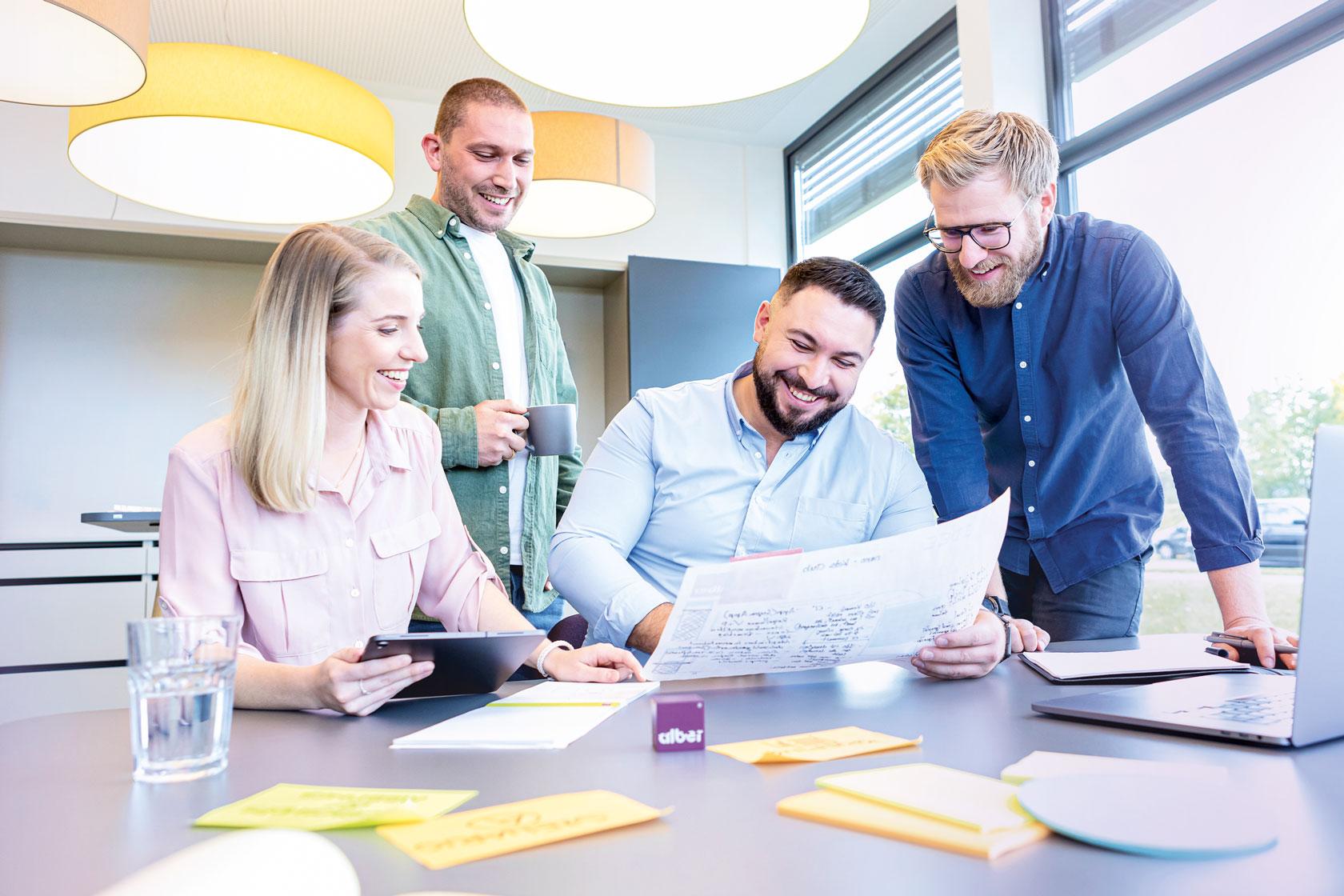 Interdisziplinäres Team von Alber beim Entwickeln kreativer Strategien.
