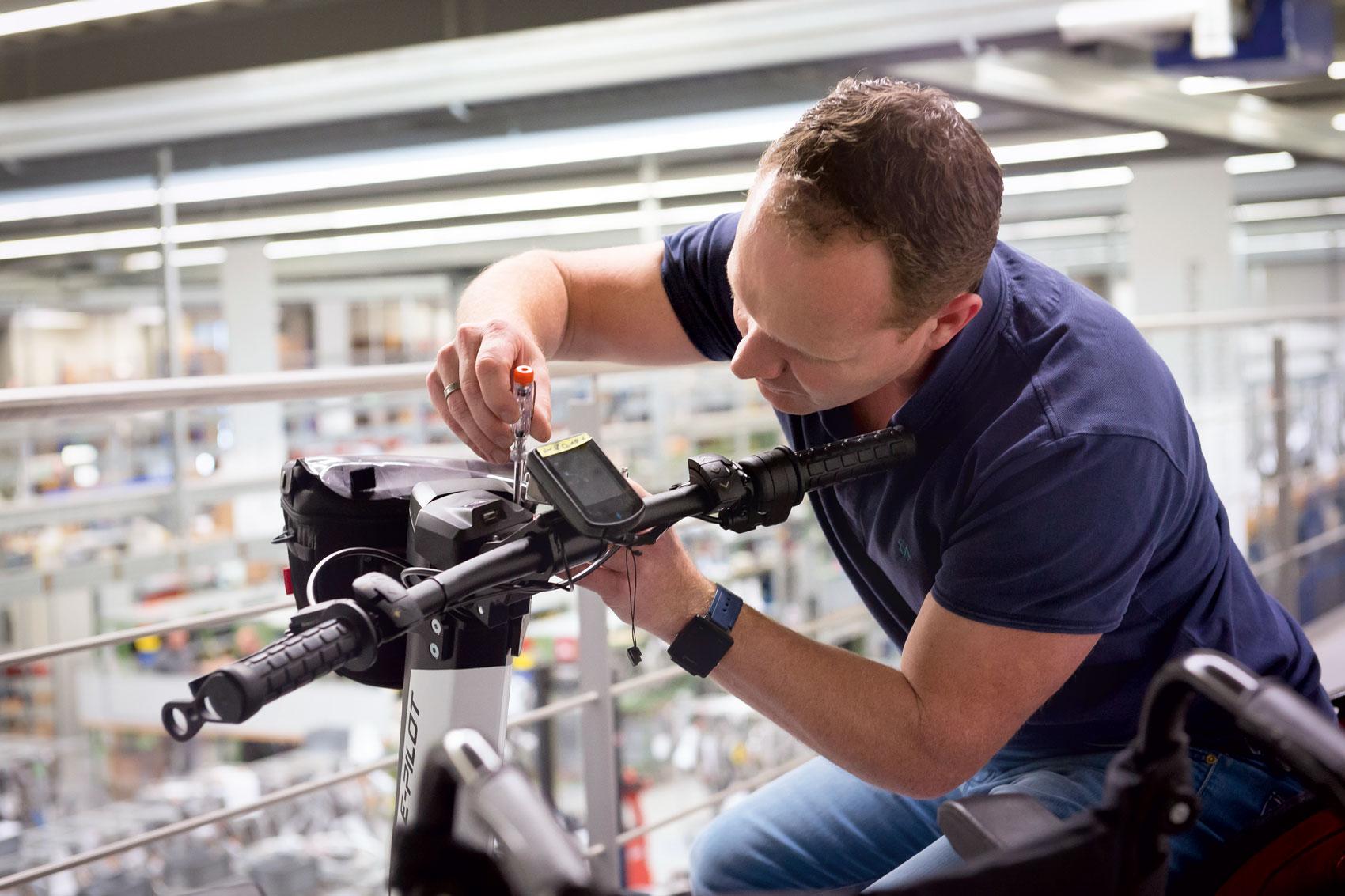 Alber-Elektroniker beim Service eines e-pilot, eines Zuggeräts für Rollstühle.