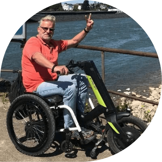 H.J. Rothe aus Sigburg auf Ausflug am Wasser mit Rollstuhl und e-pilot Zuggerät