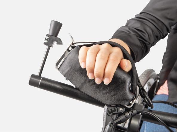 Hand in ergonomisch geformter Handauflage von e-pilot Tetrabremse