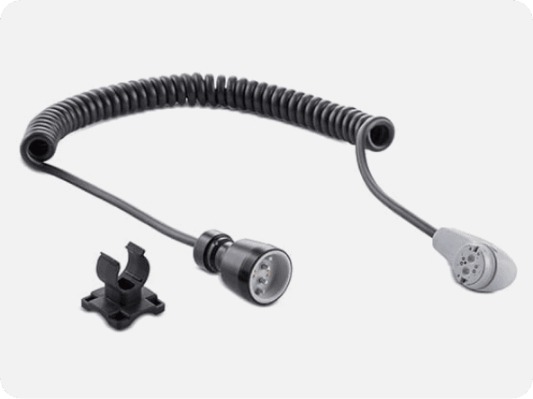 Externe Ladebuchse mit Spiralkabel für e-fix Akkupack und daneben liegendem Universalhalter