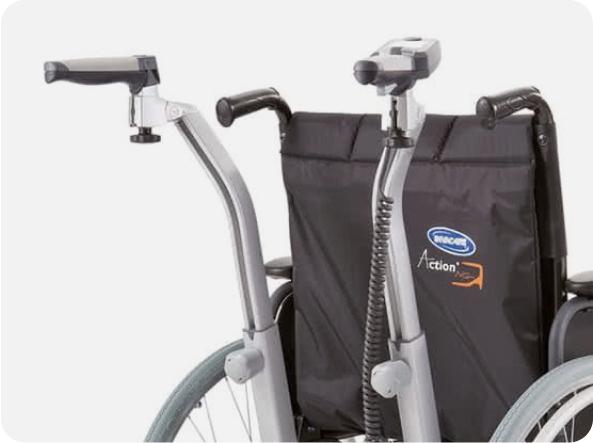 Rückansicht Rollstuhl mit Blick auf ergonomische Zusatzschiebegriffe für das viamobil.