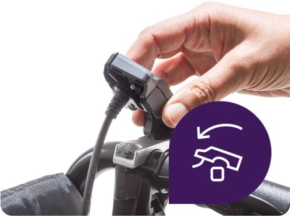 Hand steckt das Steuerungsmodul des via go auf Halterung am Schiebegriff.