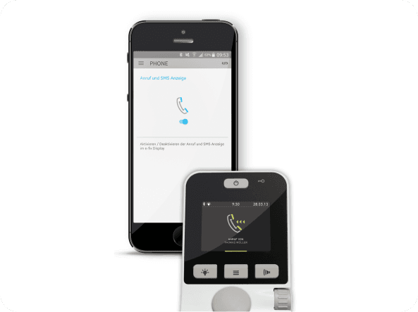 Smartphone-Screen mit Anrufsymbol an Bedieneinheit-Display mit  Anzeige eingehender Anruf Thomas Müller