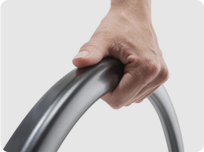Hand umgreift Greifreifen Carbolife "Curve L" für Personen mit guter Handfunktion