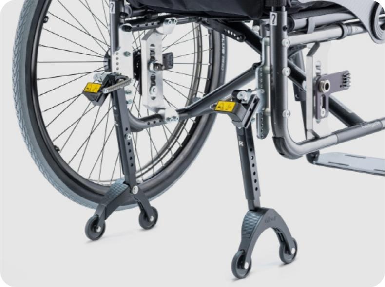 Kippstützen mit Wegschwenk- und Aufbockfunktion an Rollstuhl