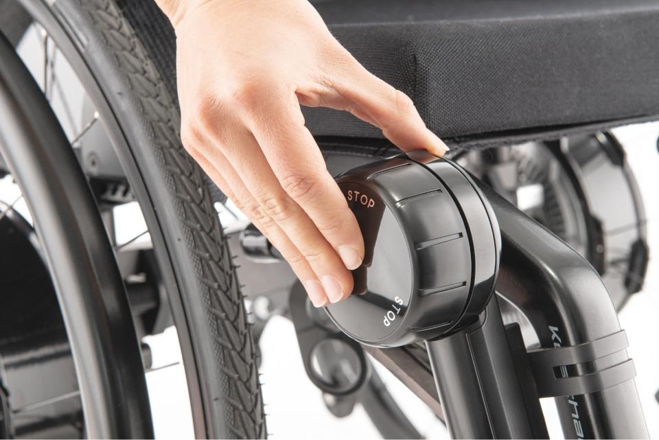 Hand an kabellosem Bediengerät von e-motion duodrive