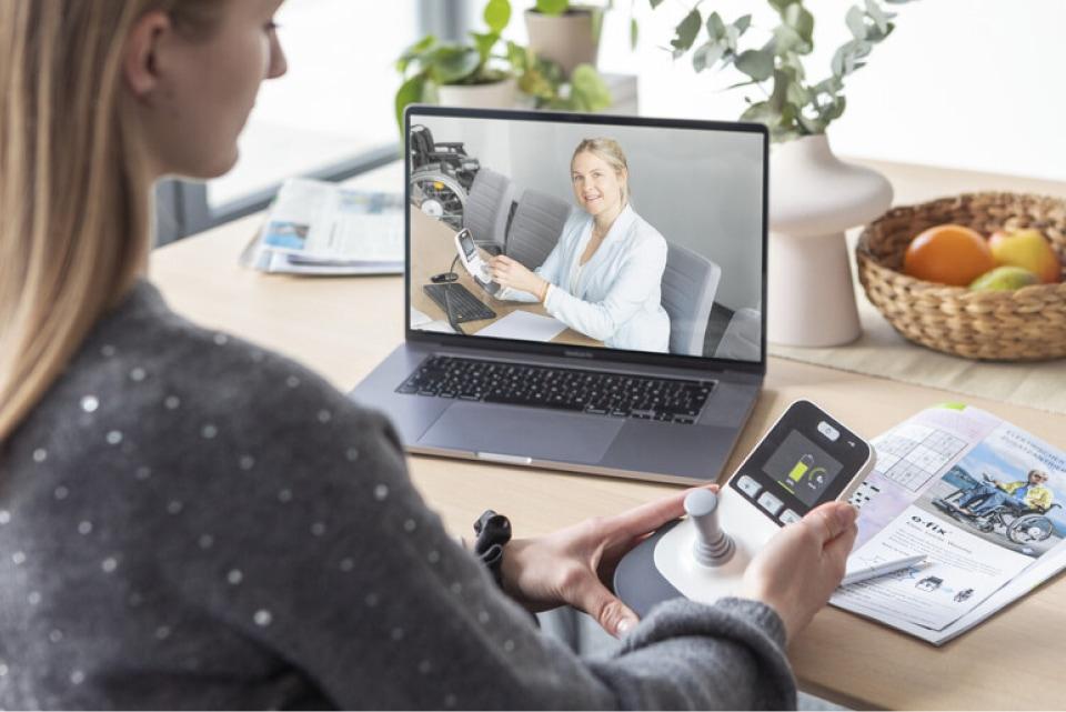 Alber-Expertin bei Video-Remote-Beratungsgespräch mit Kundin zum e-fix Bediengerät