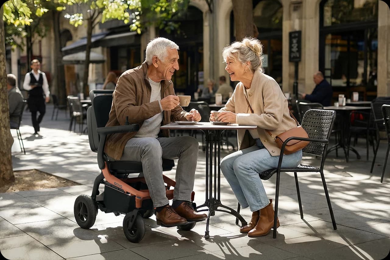 Frau und Mann in faltbarem E-Rollstuhl erivo carbon sitzen lachend im Cafe in der Innenstadt.