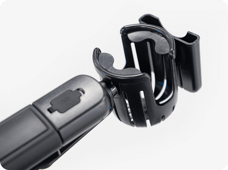 Nahaufnahme des kombinierten Getränke- und Smartphonehalterung für erivo carbon.
